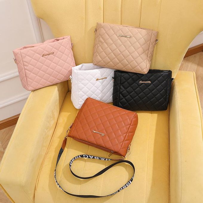 Kleine Umhängetasche für Damen ⎜ Modische Crossbody-Tasche mit gestepptem Design und auffälligem Trageriemen