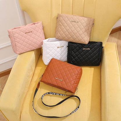 Kleine Umhängetasche für Damen ⎜ Modische Crossbody-Tasche mit gestepptem Design und auffälligem Trageriemen