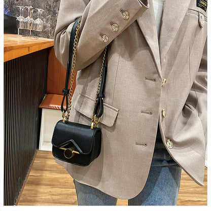 Kleine Umhängetasche mit Kette ⎜ Elegantes Design mit goldener Schnalle und minimalistischen Details