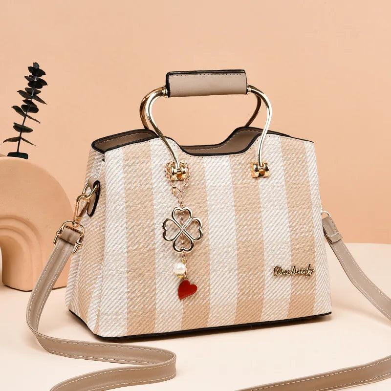 Karomuster Handtasche ⎜ Stilvolles Design mit Herzanhänger und viel Stauraum