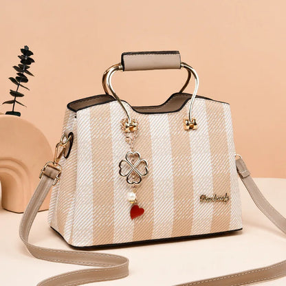 Karomuster Handtasche ⎜ Stilvolles Design mit Herzanhänger und viel Stauraum
