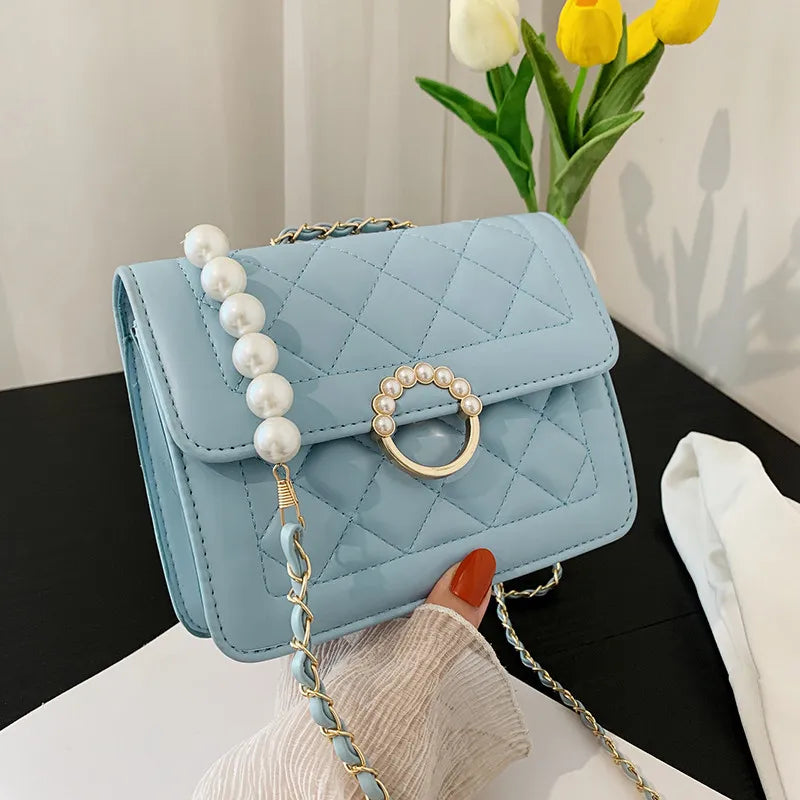 Kleine Schultertasche mit Kette ⎜ Perlenverschluss und stilvollem Kettenriemen