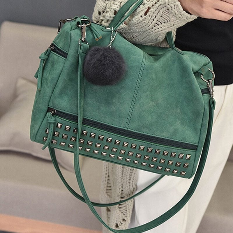 Umhängetasche für Damen ⎜ Praktische Handtasche mit Nieten-Design und dekorativem Anhänger