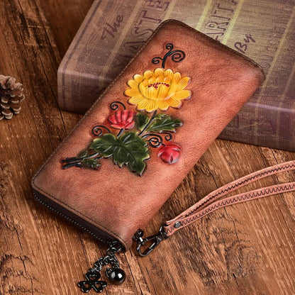 Damen Geldbörse mit Reißverschluss ⎜ Retro Design mit Blumenprägung und praktischer Handgelenksschlaufe