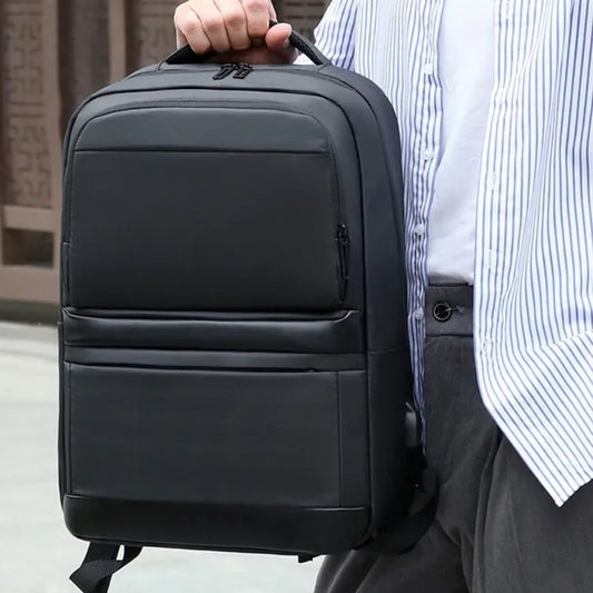Wasserfester Rucksack für Herren ⎜ Großer, praktischer Laptop- und Reiseträger mit viel Stauraum