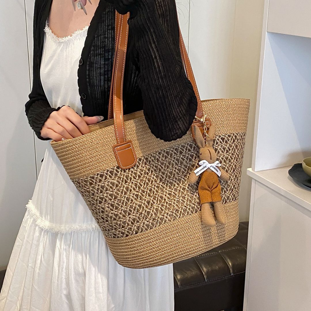 Strohtasche mit Anhänger ⎜ Stilvolle Umhängetasche für den Alltag