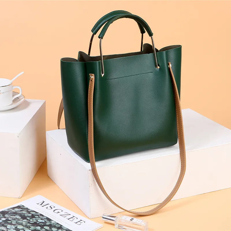 Handtasche für Damen ⎜ Modische Schultertasche mit Metallgriffen und verstellbarem Riemen