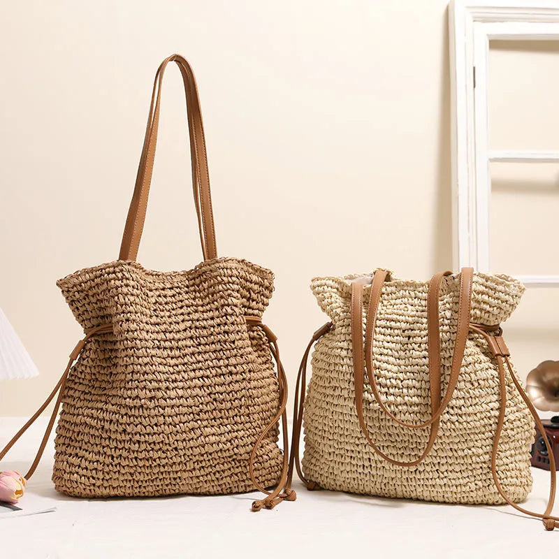 Große Kapazität Strohtasche ⎜ Modische Umhängetasche mit Kordelzug und robusten Trageriemen