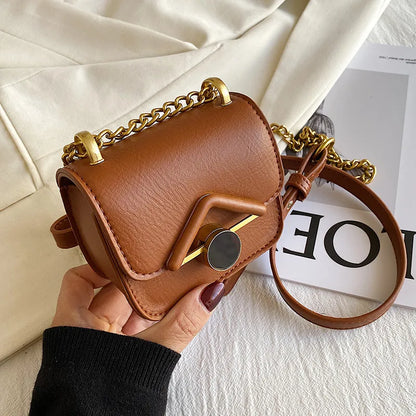 Kleine Umhängetasche mit Kette ⎜ Elegantes Design mit goldener Schnalle und minimalistischen Details
