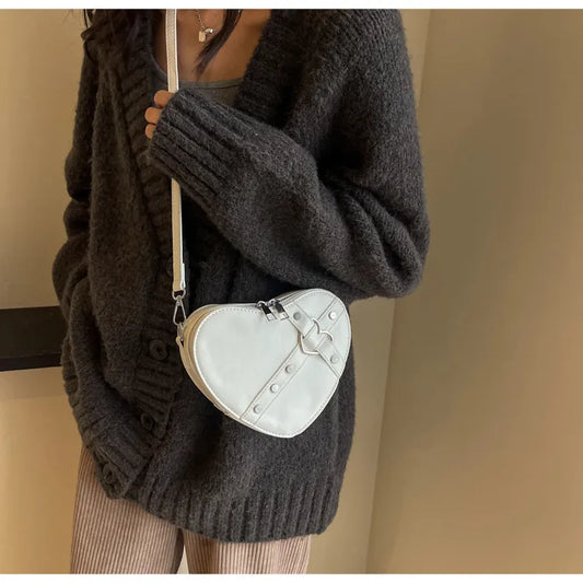 Modische Umhängetasche für Damen ⎜ Herzförmige Crossbody-Tasche im auffälligen Design mit Riemenverschluss