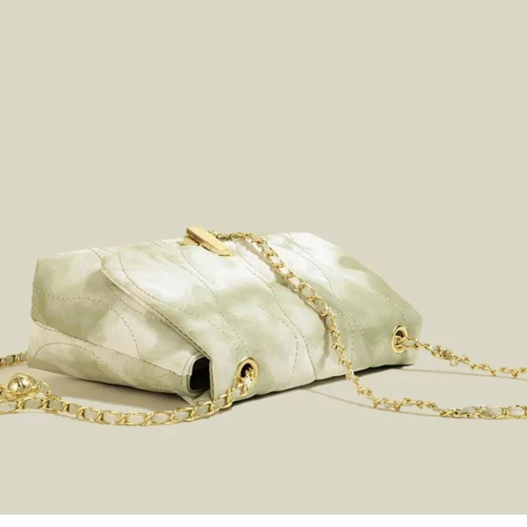 Kleine Ketten-Tasche ⎜ Elegantes Design mit strukturiertem Muster und goldenen Details