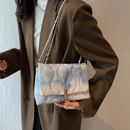 Kleine Ketten-Tasche ⎜ Elegantes Design mit strukturiertem Muster und goldenen Details