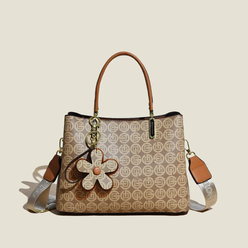 Geräumige Crossbody Tasche für Damen ⎜ Stilvolle Handtasche mit Blumenanhänger und verstellbarem Schultergurt