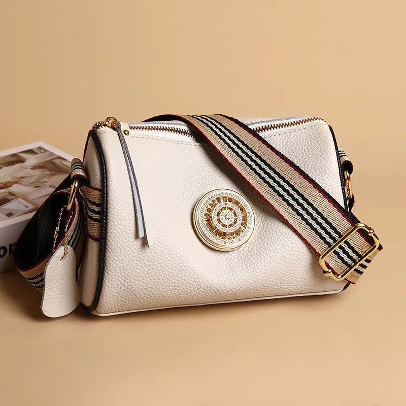 Schultertasche für Damen ⎜ Modische Umhängetasche mit breitem Trageriemen und eleganter Verzierung