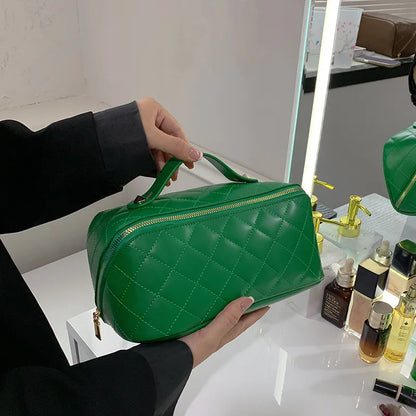 Kosmetiktasche für Damen ⎜ Elegantes Steppdesign mit Reißverschluss und praktischem Tragegriff für unterwegs