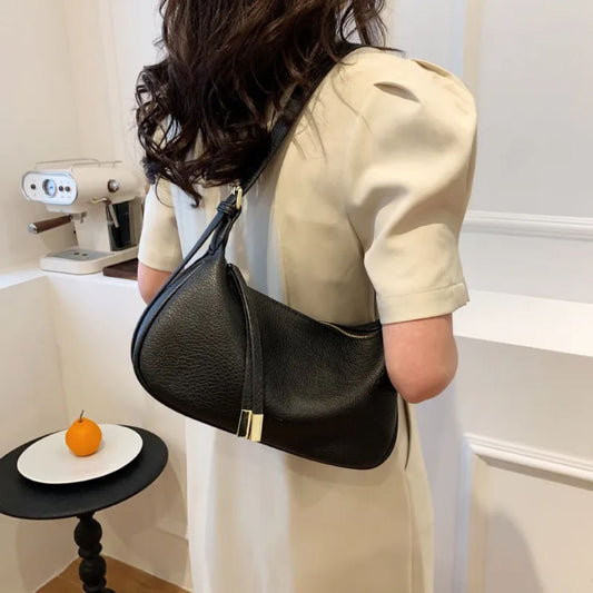 Modische Umhängetasche für Damen ⎜ Schlichte Schultertasche im Dumpling-Design mit verstellbarem Riemen