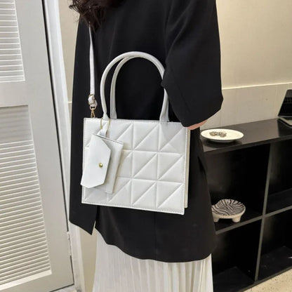 Modische Handtasche mit Quadratprägung ⎜ Stilvolle Umhängetasche mit praktischer Kartenhülle