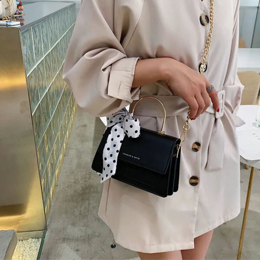 Umhängetasche für Damen ⎜ Modische Tasche mit Polka-Dots Schleife und Kettenriemen