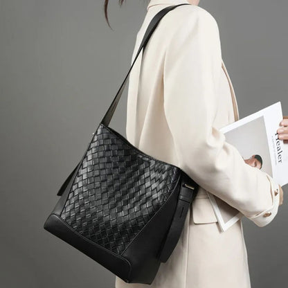 Leder Umhängetasche für Damen ⎜ Modische Schultertasche mit geflochtenem Design und verstellbarem Riemen