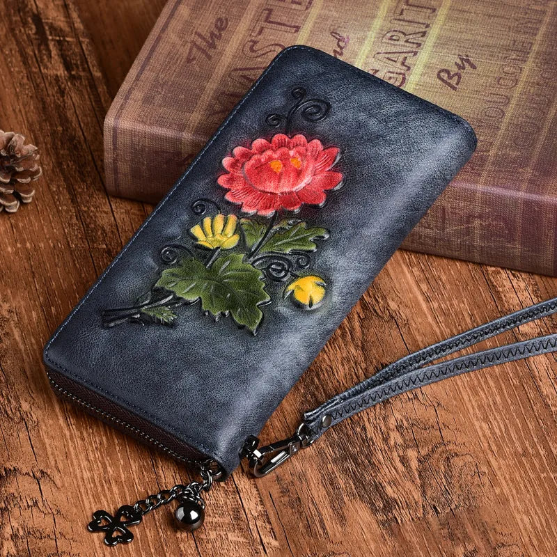 Damen Geldbörse mit Reißverschluss ⎜ Retro Design mit Blumenprägung und praktischer Handgelenksschlaufe