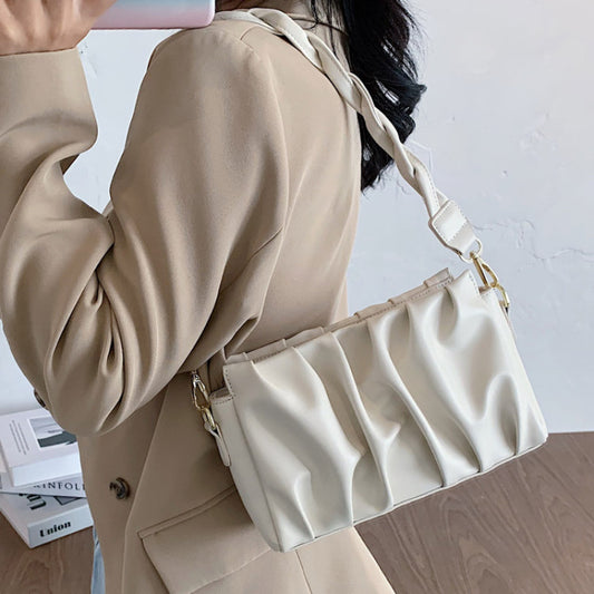 Modische Umhängetasche für Damen ⎜ Kleine Tasche mit geflochtenem Griff und stilvollem Falten-Design