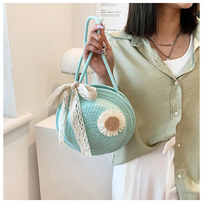 Korb Tasche für Damen ⎜ Handgefertigte Umhängetasche aus Strohdraht mit verspieltem Blumen-Design