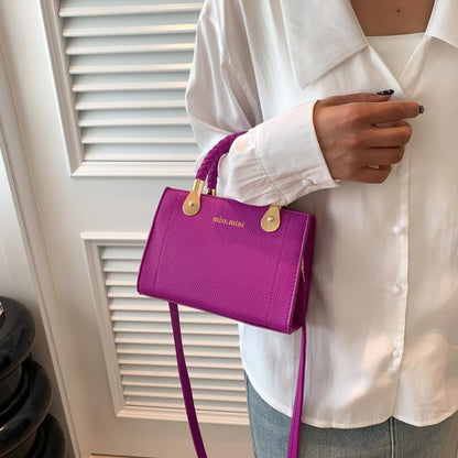 Trendy Handtasche für Damen ⎜ Kompakte Umhängetasche mit geflochtenem Griff und modernem Design