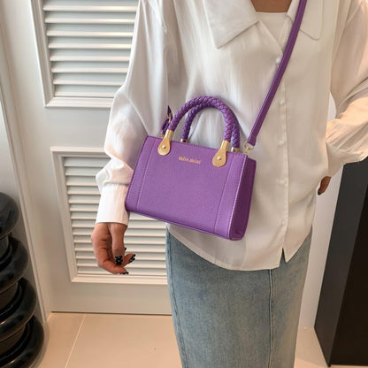Trendy Handtasche für Damen ⎜ Kompakte Umhängetasche mit geflochtenem Griff und modernem Design