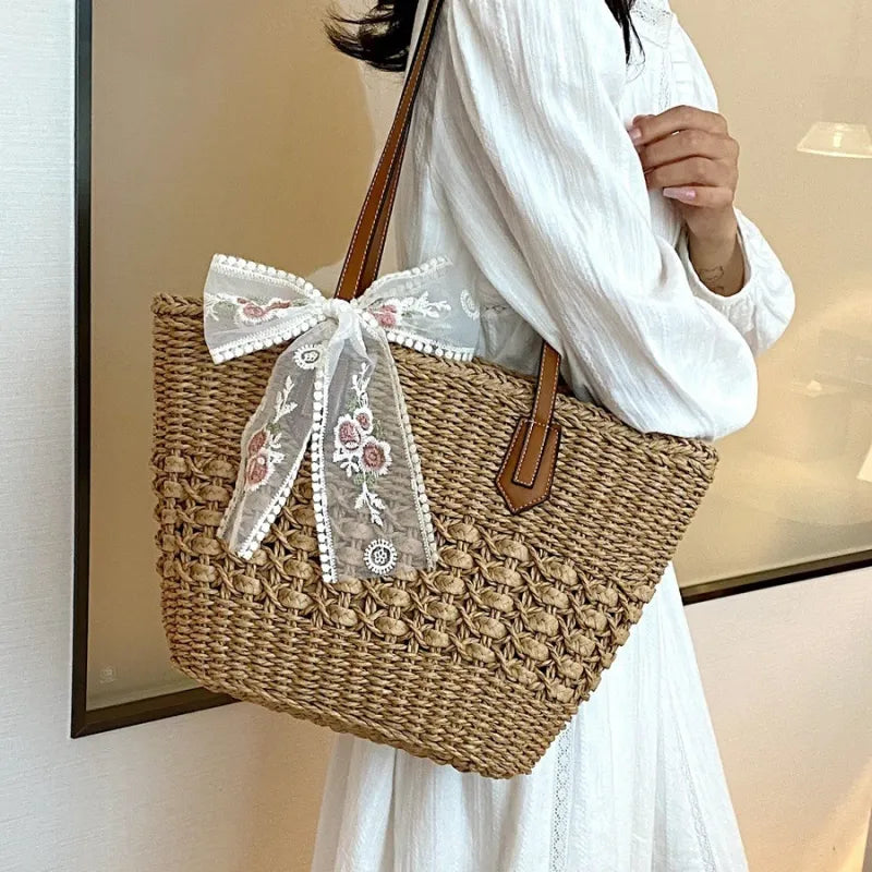 Strohtasche mit Blumenband ⎜ Sommerliches Design und viel Stauraum