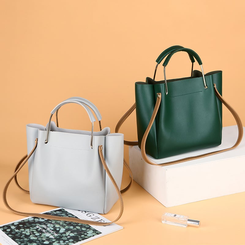 Handtasche für Damen ⎜ Modische Schultertasche mit Metallgriffen und verstellbarem Riemen