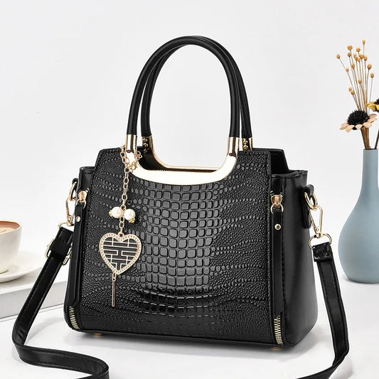 Tasche mit Herzanhänger ⎜ Elegantes Design und viel Stauraum für den Alltag