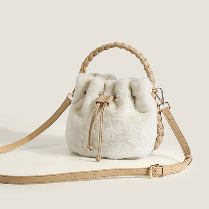 Plüsch Bucket Bag für Damen ⎜ Weiche Handtasche mit geflochtenem Henkel und verstellbarem Schulterriemen