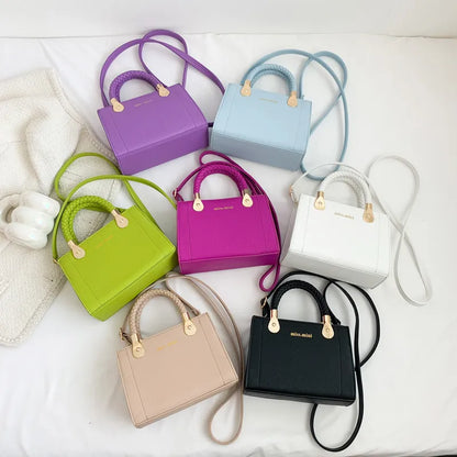 Trendy Handtasche für Damen ⎜ Kompakte Umhängetasche mit geflochtenem Griff und modernem Design