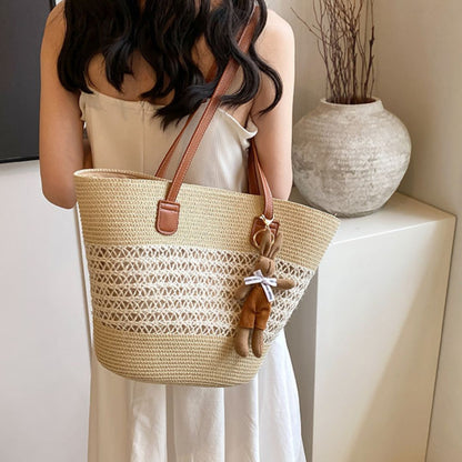 Strohtasche mit Anhänger ⎜ Stilvolle Umhängetasche für den Alltag