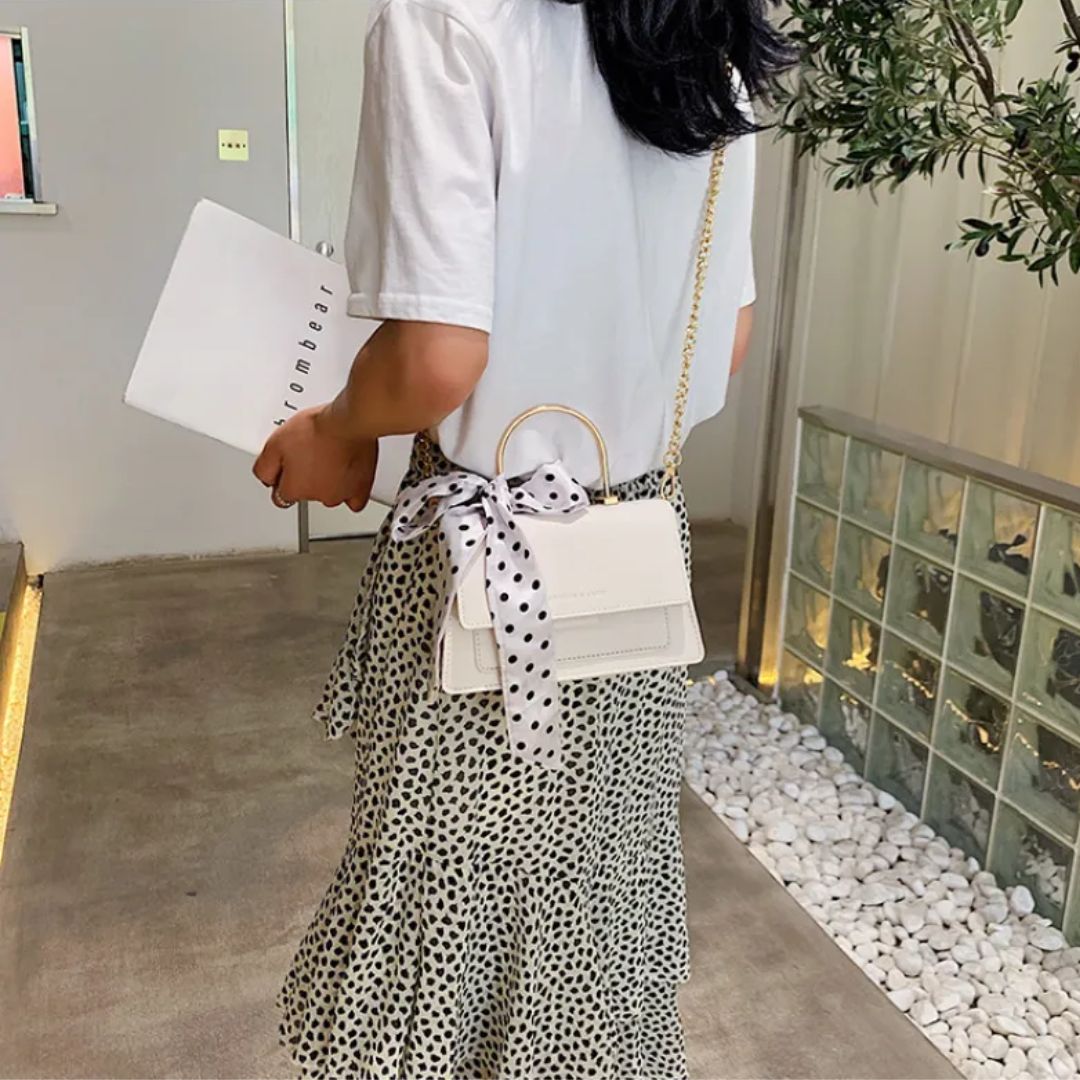 Umhängetasche für Damen ⎜ Modische Tasche mit Polka-Dots Schleife und Kettenriemen