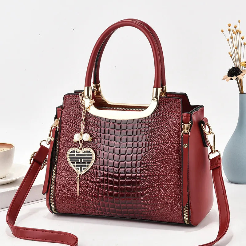 Tasche mit Herzanhänger ⎜ Elegantes Design und viel Stauraum für den Alltag