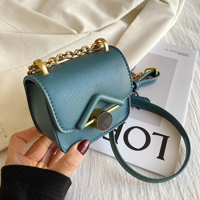 Kleine Umhängetasche mit Kette ⎜ Elegantes Design mit goldener Schnalle und minimalistischen Details