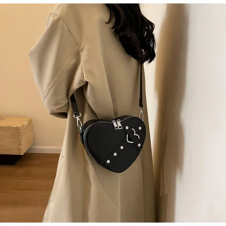 Modische Umhängetasche für Damen ⎜ Herzförmige Crossbody-Tasche im auffälligen Design mit Riemenverschluss