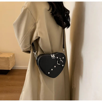 Modische Umhängetasche für Damen ⎜ Herzförmige Crossbody-Tasche im auffälligen Design mit Riemenverschluss