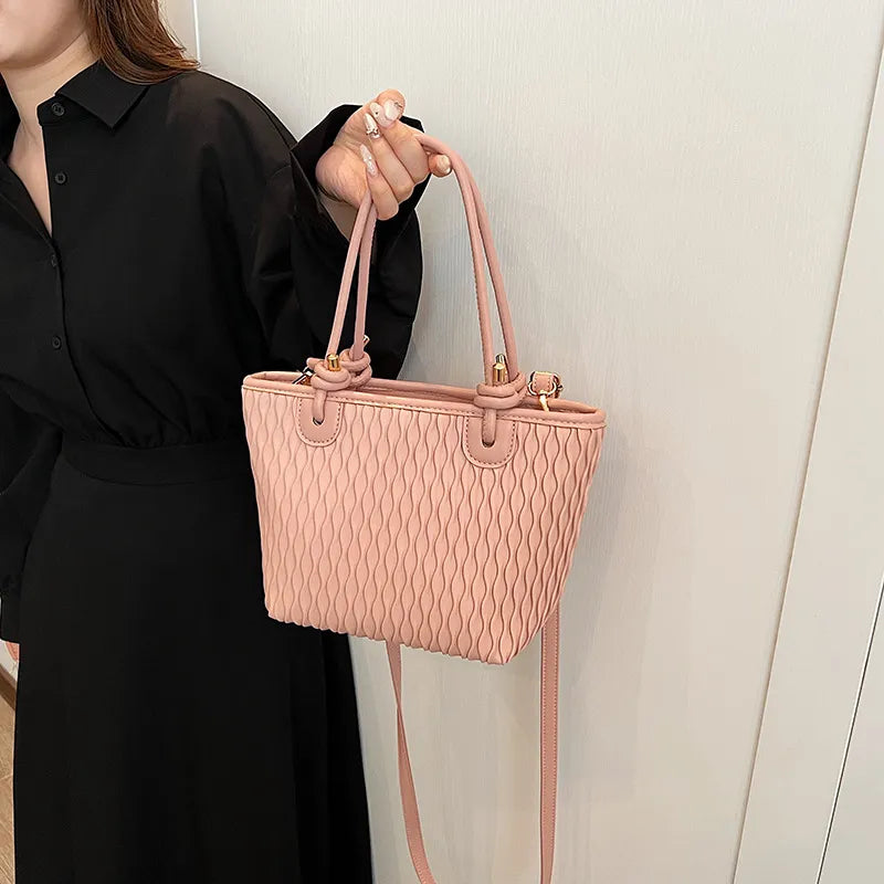 Modische Umhängetasche für Damen ⎜ Schlichte Tasche mit strukturiertem Design und verstellbarem Riemen