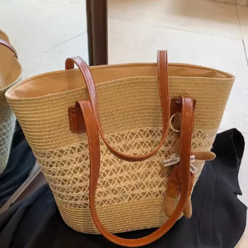 Strohtasche mit Anhänger ⎜ Stilvolle Umhängetasche für den Alltag