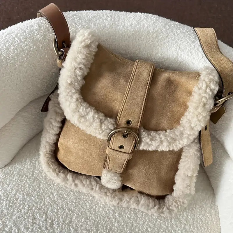Vintage Umhängetasche für Damen ⎜ Modische Tasche aus Lammwolle mit eleganter Schnallenverschluss