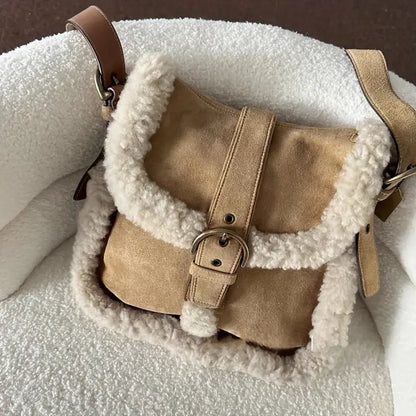 Vintage Umhängetasche für Damen ⎜ Modische Tasche aus Lammwolle mit eleganter Schnallenverschluss
