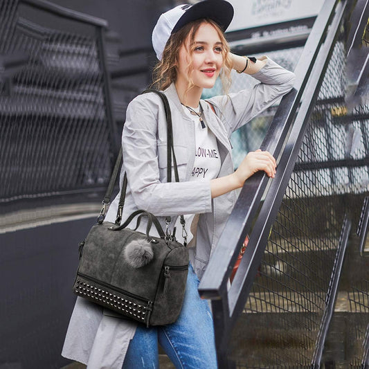 Umhängetasche für Damen ⎜ Praktische Handtasche mit Nieten-Design und dekorativem Anhänger