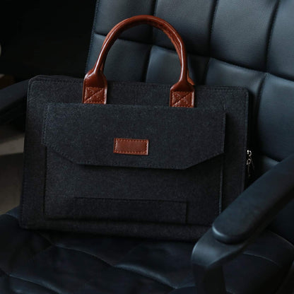 Laptoptasche aus Filz für Herren ⎜ Schützende Umhängetasche mit praktischer Fronttasche und Tragegriffen