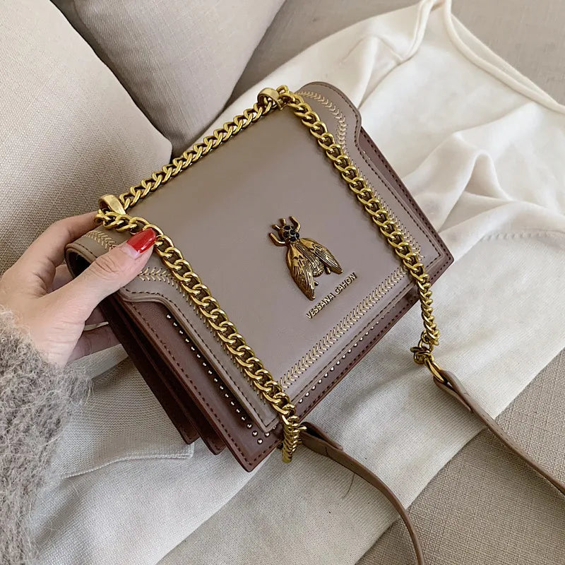 Kleine Ketten-Tasche ⎜ Elegantes Design mit goldener Bienenverzierung