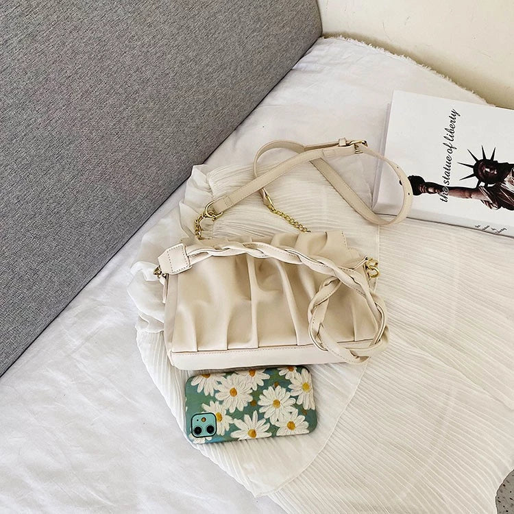 Modische Umhängetasche für Damen ⎜ Kleine Tasche mit geflochtenem Griff und stilvollem Falten-Design