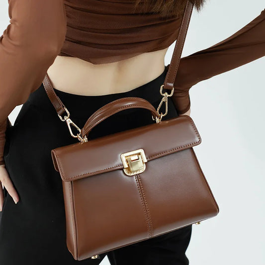 Leder-Handtasche für Damen ⎜ Elegante Schultertasche mit praktischem Verschluss und kompaktem Design