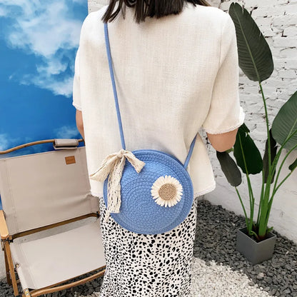 Korb Tasche für Damen ⎜ Handgefertigte Umhängetasche aus Strohdraht mit verspieltem Blumen-Design