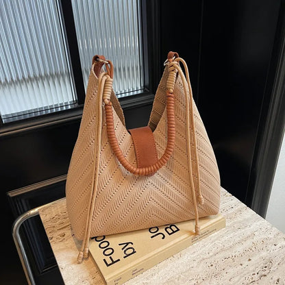 Große Umhängetasche für Damen ⎜ Modische Schultertasche mit praktischer Größe und einzigartigem Design